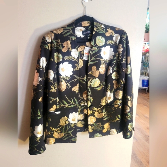 Floral two peice suit - Picture 1 of 4